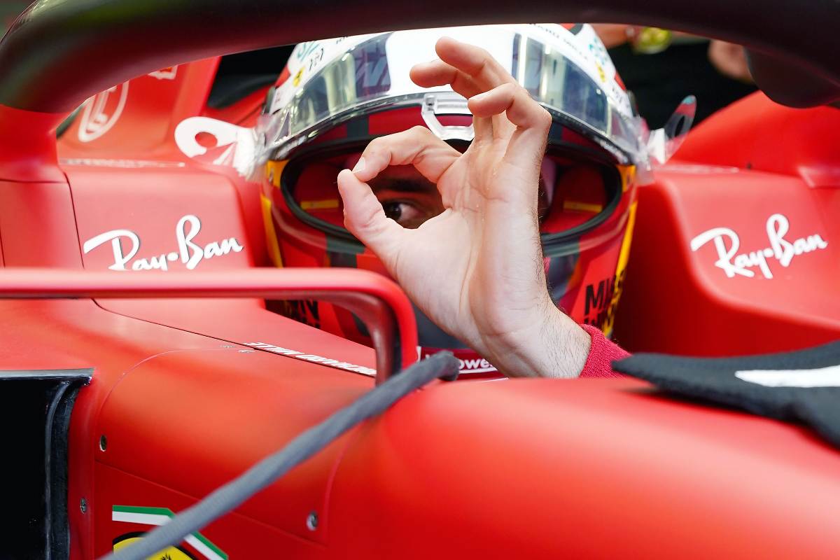 Carlos Sainz nell'abitacolo ai box del Gran Premio del Bahrain di F1 2021 a Sakhir