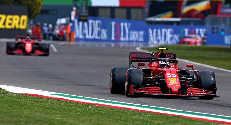 Carlos Sainz e Charles Leclerc in pista al Gran Premio dell'Emilia Romagna di F1 2021 a Imola