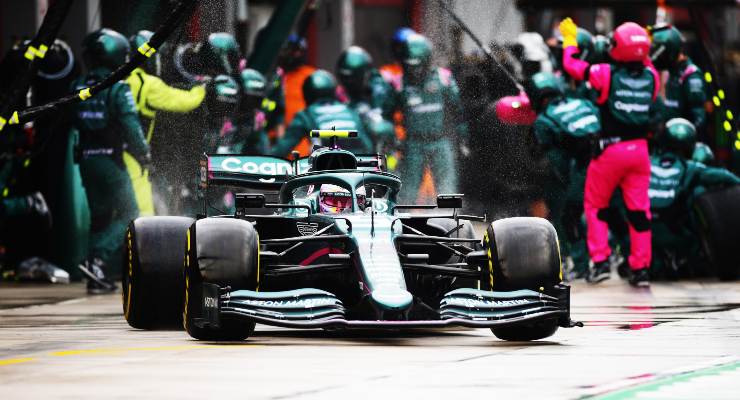 La Aston Martin di Sebastian Vettel ai box del Gran Premio dell'Emilia Romagna di F1 2021 a Imola