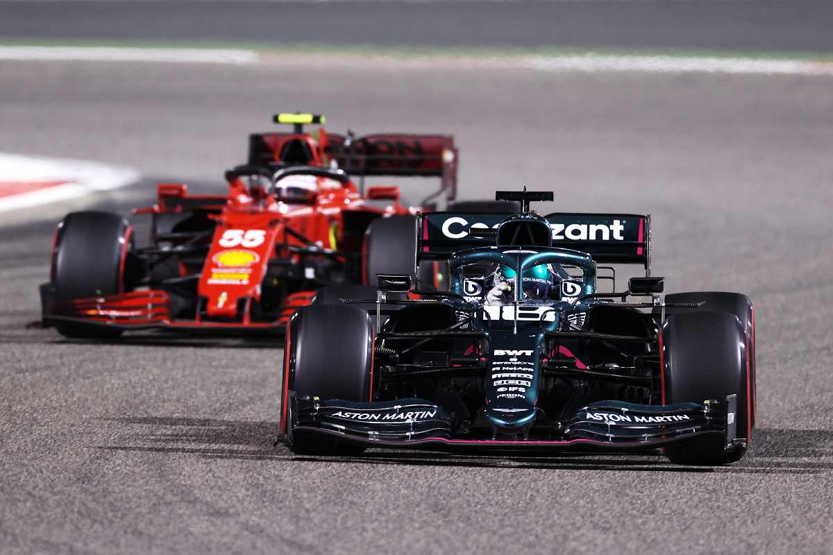 La Aston Martin di Lance Stroll davanti alla Ferrari di Carlos Sainz al Gran Premio del Bahrain di F1 2021 a Sakhir