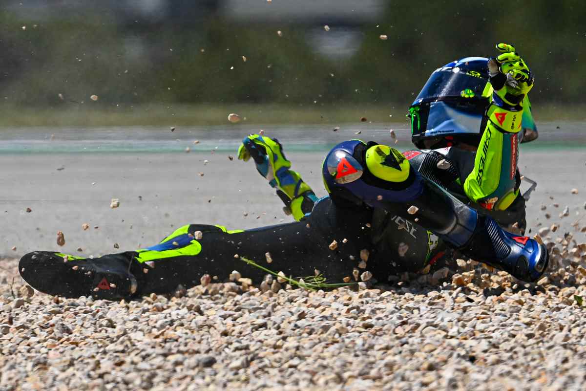 La caduta di Valentino Rossi al Gran Premio del Portogallo di MotoGP 2021 a Portimao