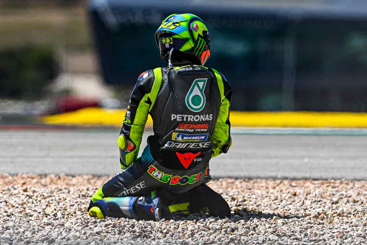 Valentino Rossi dopo la caduta al Gran Premio del Portogallo di MotoGP 2021 a Portimao