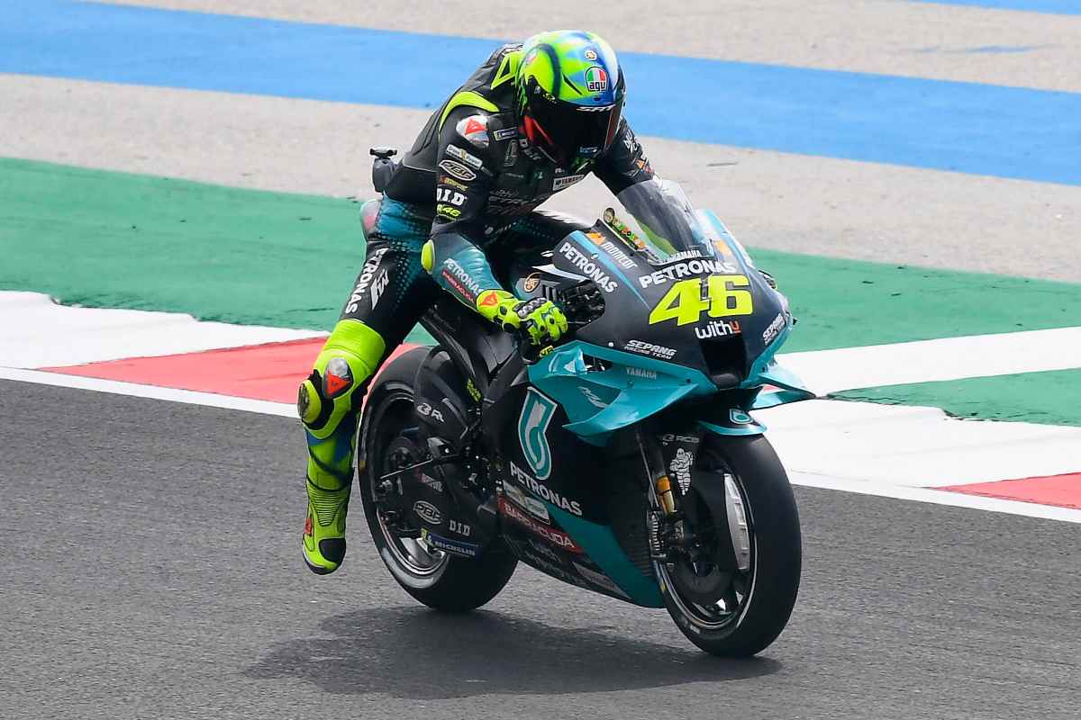 Valentino Rossi in sella alla Yamaha Petronas nel Gran Premio del Portogallo di MotoGP 2021 a Portimao