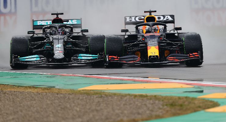 Max Verstappen e Lewis Hamilton in lotta alla partenza del Gran Premio dell'Emilia Romagna di F1 2021 a Imola