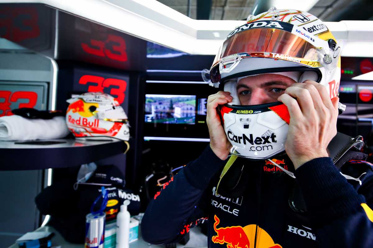 Max Verstappen ai box nel Gran Premio dell'Emilia Romagna di F1 2021 a Imola