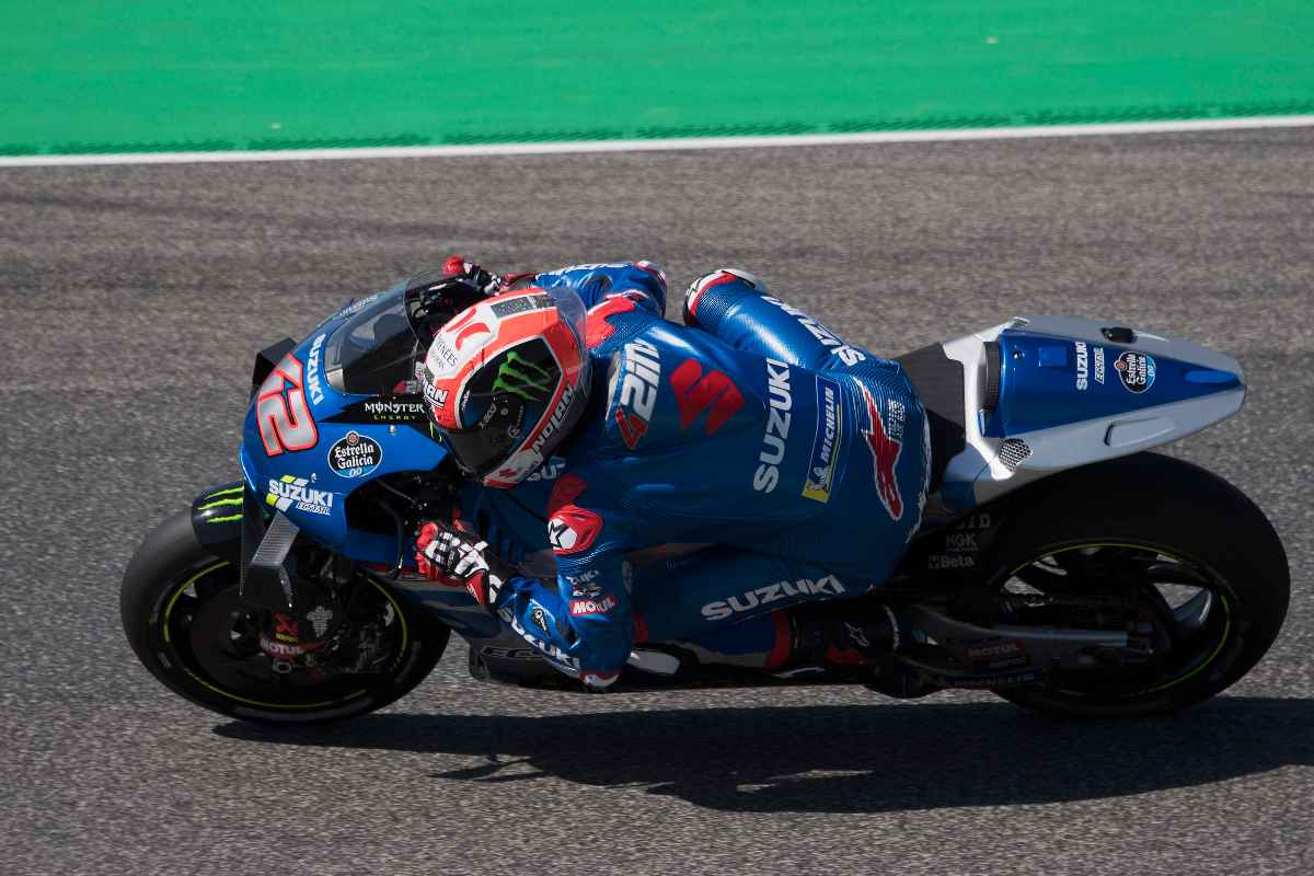 Alex Rins in pista sulla Suzuki nel Gran Premio d'Italia di MotoGP 2021 al Mugello