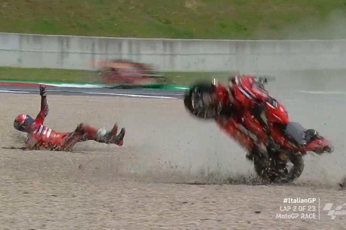 Pecco Bagnaia cade dalla Ducati durante il Gran Premio d'Italia di MotoGP 2021 al Mugello