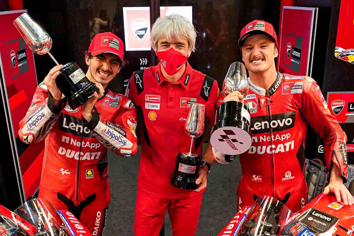 Pecco Bagnaia e Jack Miller con il direttore generale Gigi Dall'Igna