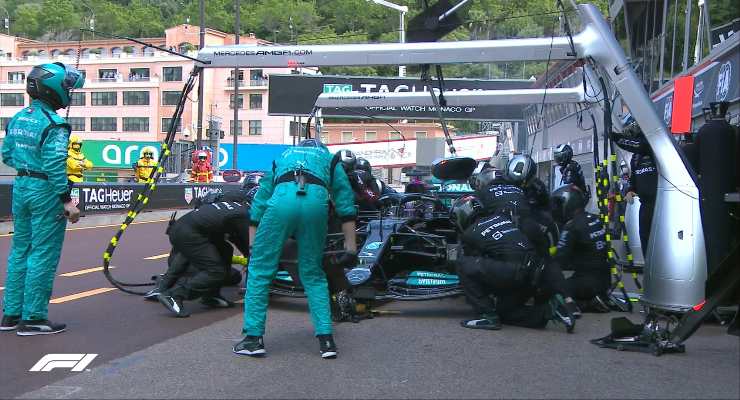Il pit stop della Mercedes costato il ritiro a Valtteri Bottas nel Gran Premio di Montecarlo di F1 2021 a Monaco (Foto Twitter/F1)