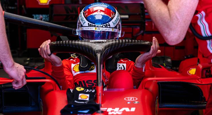 Charles Leclerc ai box del Gran Premio di Montecarlo di F1 2021 a Monaco (Foto Ferrari)