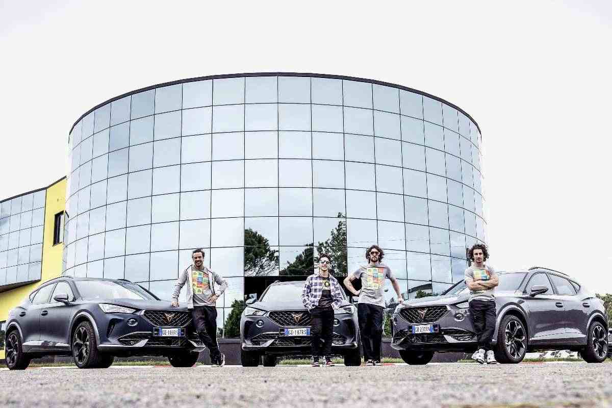 Franco Morbidelli, Stefano Manzi, Andrea Migno e Niccolò Antonelli della VR46 Riders Academy con le Formentor (Foto Cupra)