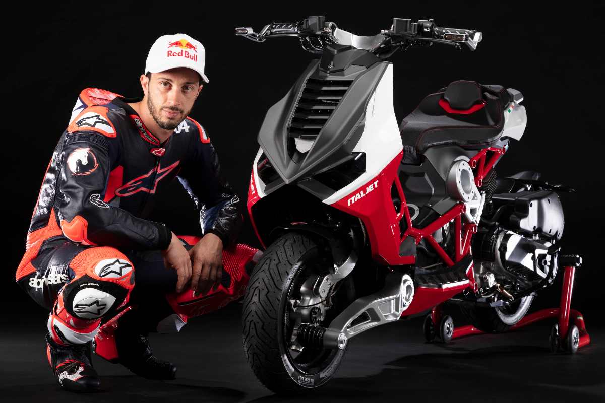 Andrea Dovizioso con lo scooter Dragster