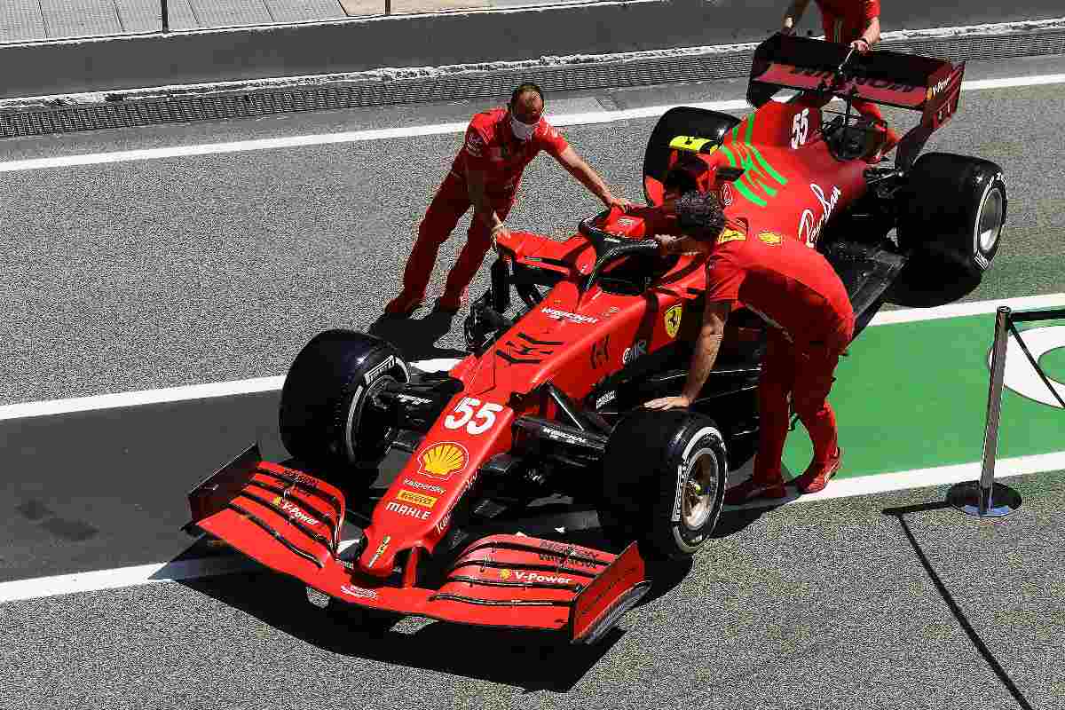 La macchina di Carlos Sainz ai box del Gran Premio di Spagna di F1 2021 a Barcellona