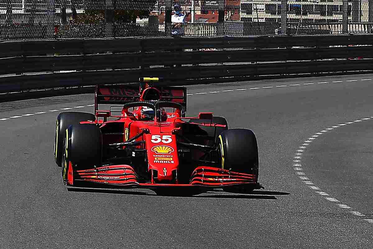 Carlos Sainz in pista nel Gran Premio di Montecarlo di F1 2021 a Monaco