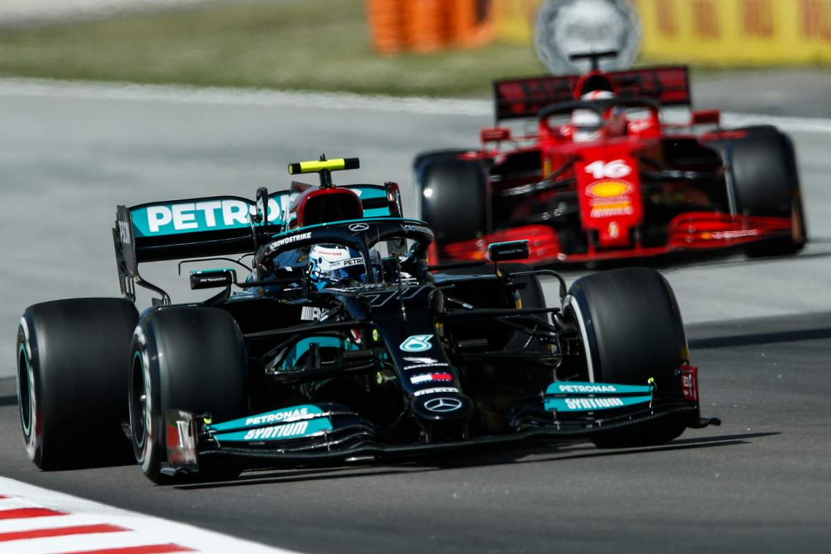 La Ferrari di Charles Leclerc dietro alla Mercedes di Valtteri Bottas al Gran Premio di Spagna di F1 2021 a Barcellona