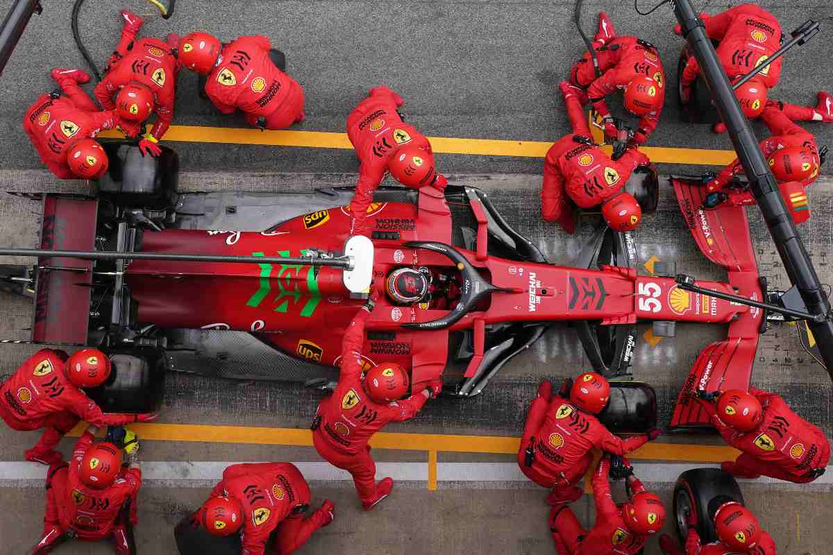 La Ferrari di Carlos Sainz ai box nel Gran Premio di Spagna di F1 2021 a Barcellona