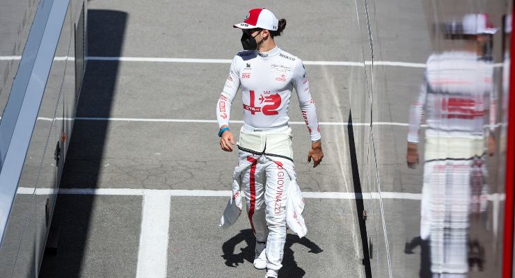 Antonio Giovinazzi nel paddock di Barcellona