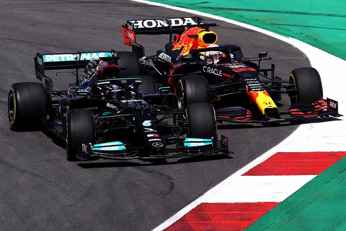 Lewis Hamilton in lotta con Max Verstappen al Gran Premio del Portogallo di F1 2021 a Portimao