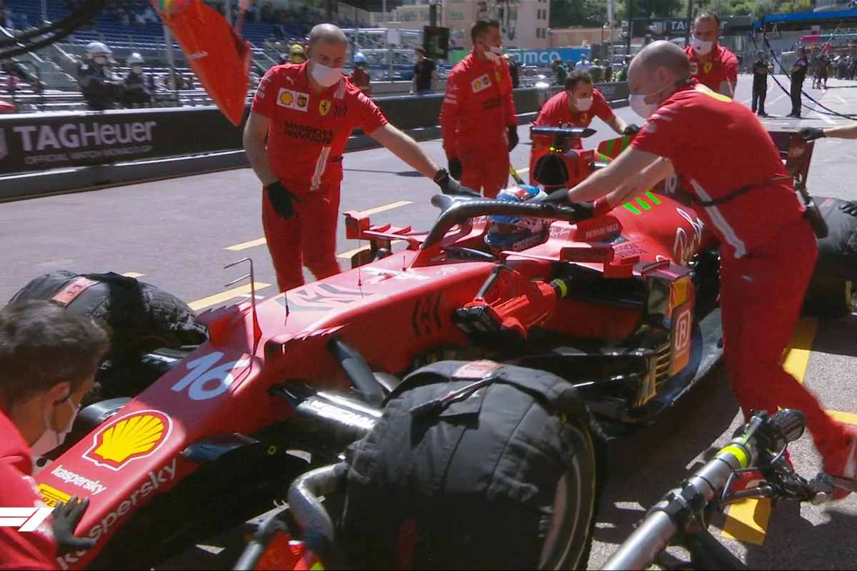 Charles Leclerc rientra ai box dopo il problema alla trasmissione durante le prove libere del Gran Premio di Montecarlo di F1 2021 a Monaco