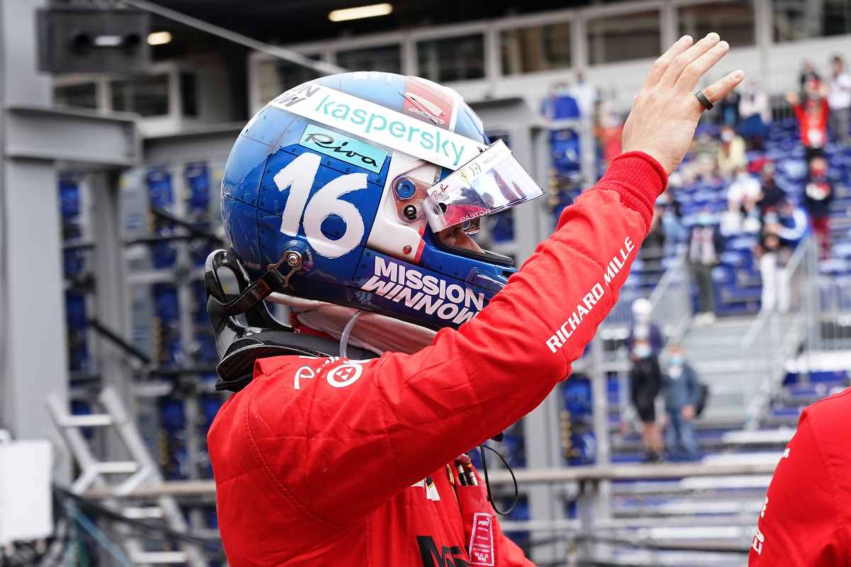 Charles Leclerc festeggia la pole position nel Gran Premio di Montecarlo di F1 2021 a Monaco