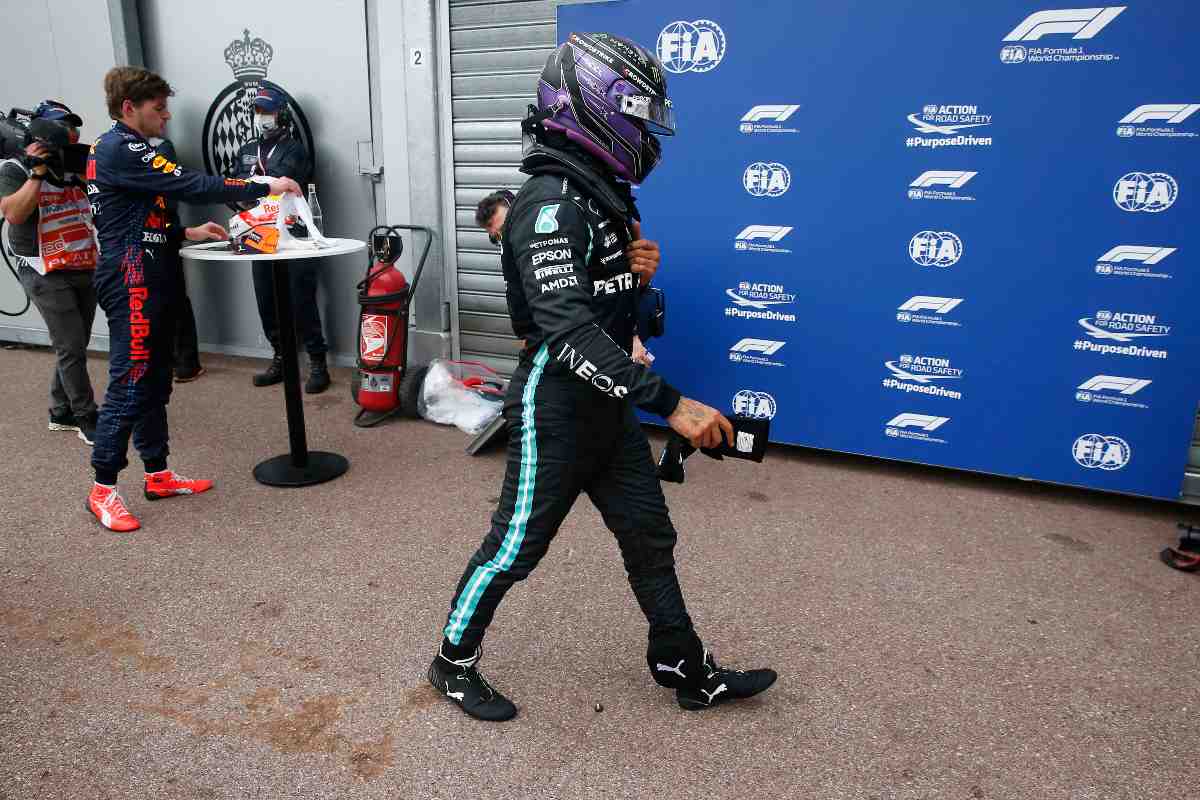 Lewis Hamilton ai box del Gran Premio di Montecarlo di F1 2021 a Monaco