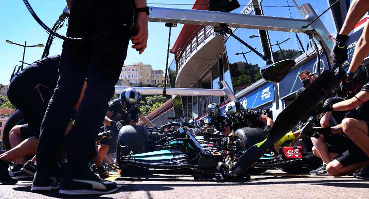 Lewis Hamilton ai box nel Gran Premio di Montecarlo di F1 2021 a Monaco