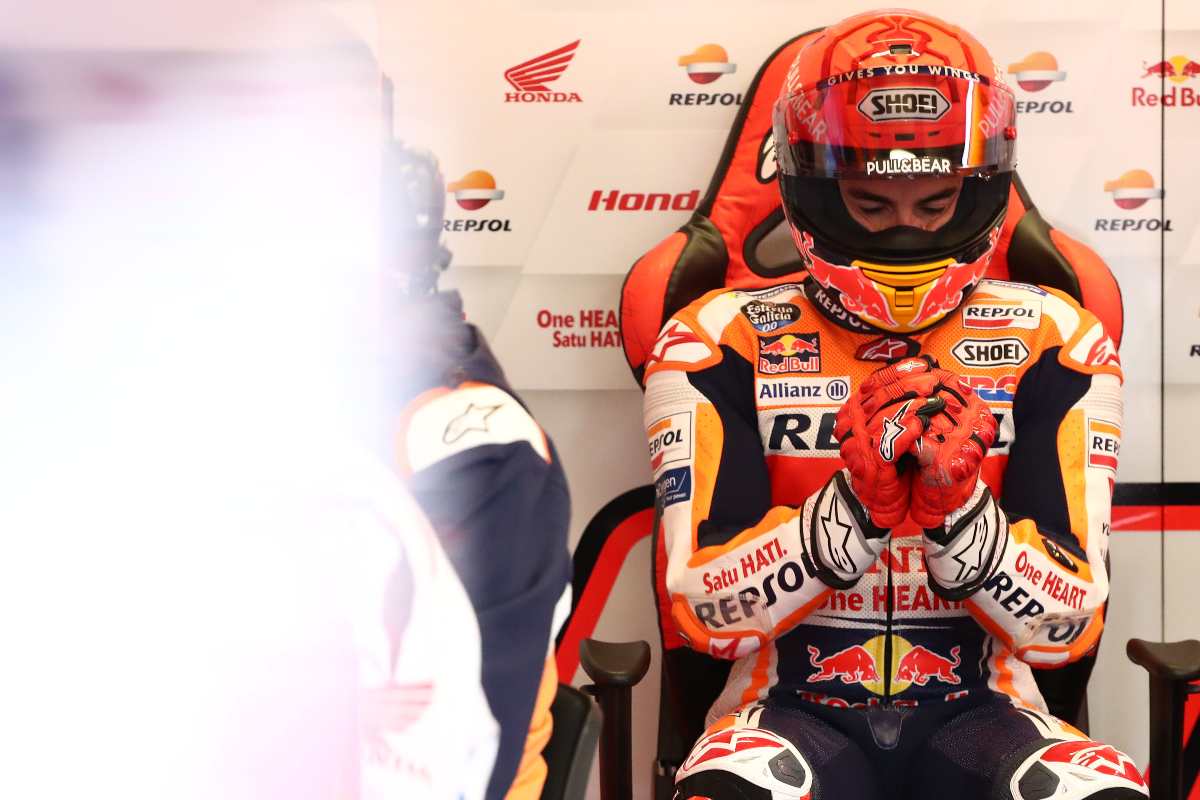 Marc Marquez ai box Honda nelle prove libere del Gran Premio di Francia di MotoGP 2021 a Le Mans