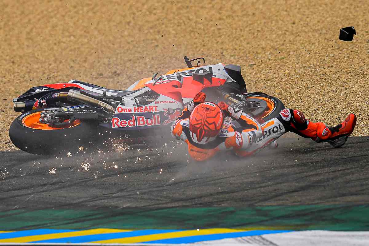 Marc Marquez cade durante il Gran Premio di Francia di MotoGP 2021 a Le Mans
