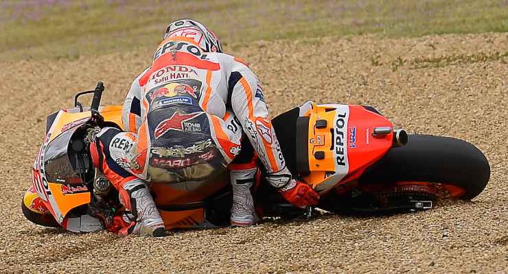 Marc Marquez cade durante il Gran Premio di Francia di MotoGP 2021 a Le Mans