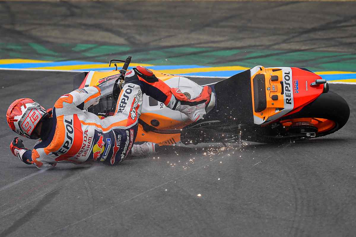 Marc Marquez cade durante il Gran Premio di Francia di MotoGP 2021 a Le Mans