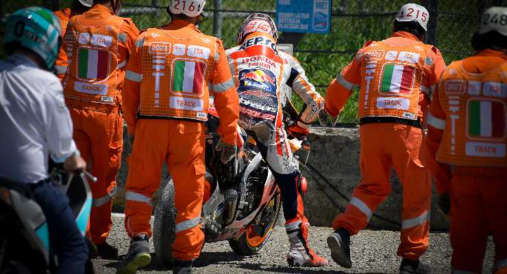 Marc Marquez dopo la caduta al Gran Premio d'Italia di MotoGP 2021 al Mugello