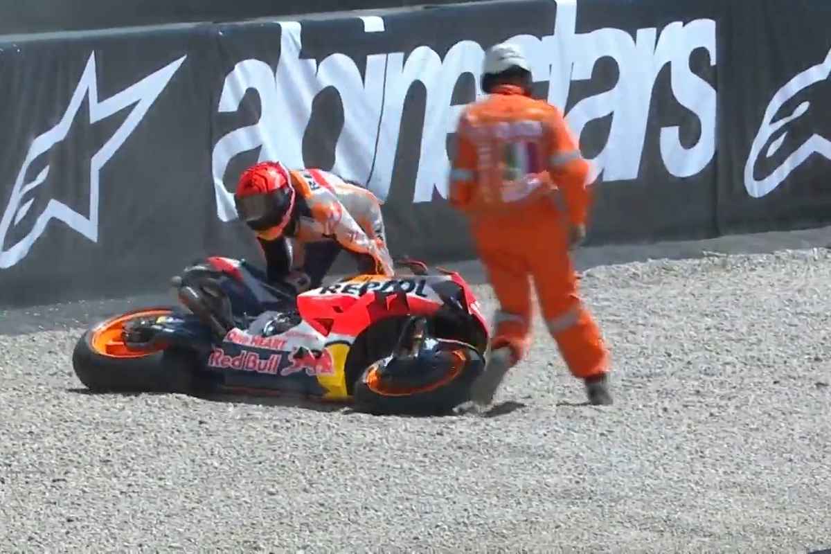 Marc Marquez cade dalla Honda durante il Gran Premio d'Italia al Mugello