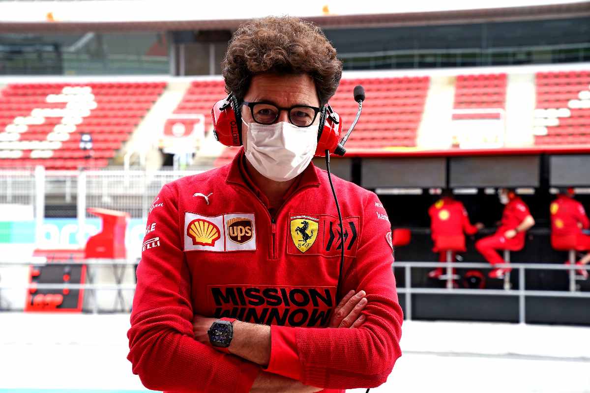 Il team principal Mattia Binotto nella corsia box del Gran Premio di Spagna di F1 2021 a Barcellona