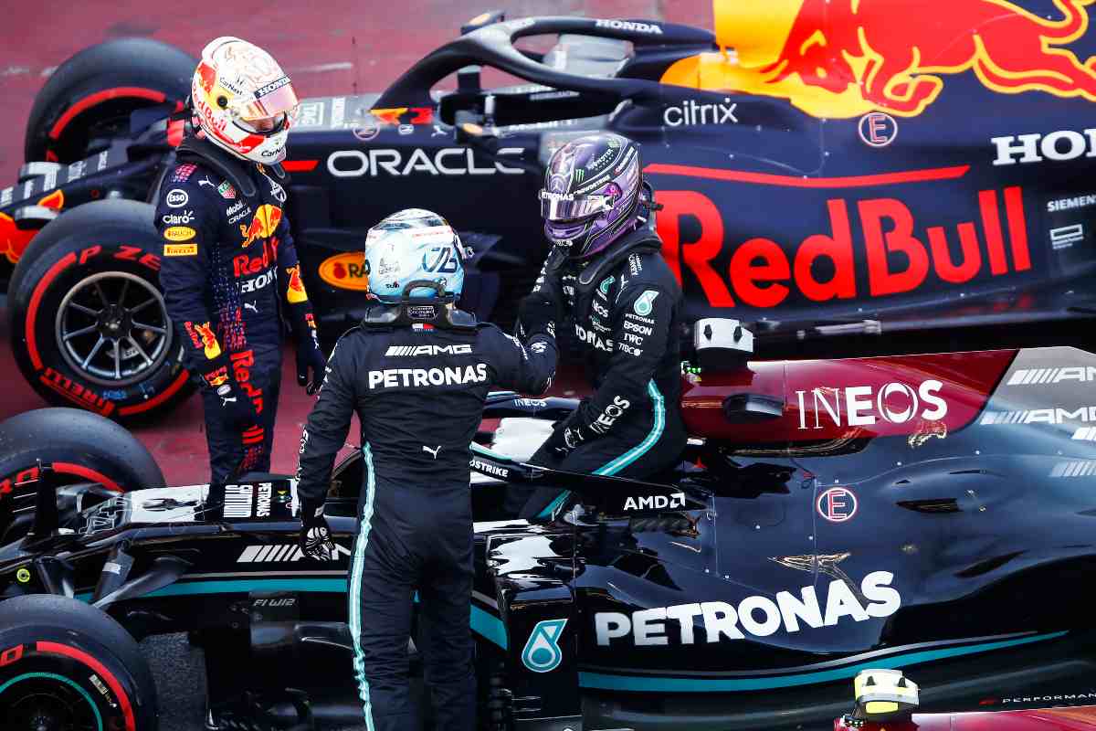 La Mercedes a fianco della Red Bull nel parco chiuso del Gran Premio di Spagna di F1 2021 a Barcellona