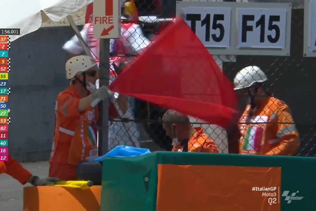 La bandiera rossa esposta dopo l'incidente nelle qualifiche di Moto3 al Gran Premio d'Italia del Mugello
