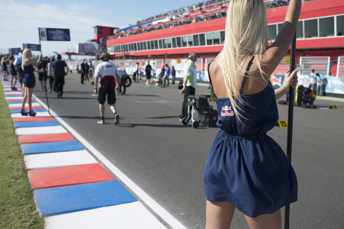 Un'ombrellina sulla griglia di partenza della MotoGP