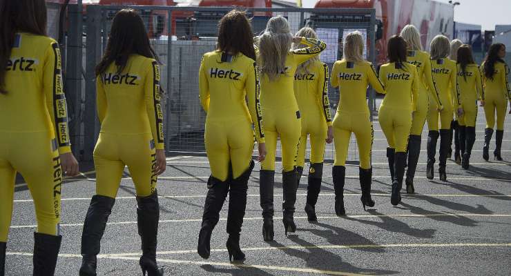 Le ombrelline nel paddock del Motomondiale