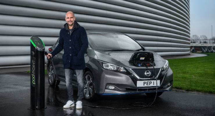 Pep Guardiola con la sua Nissan Leaf