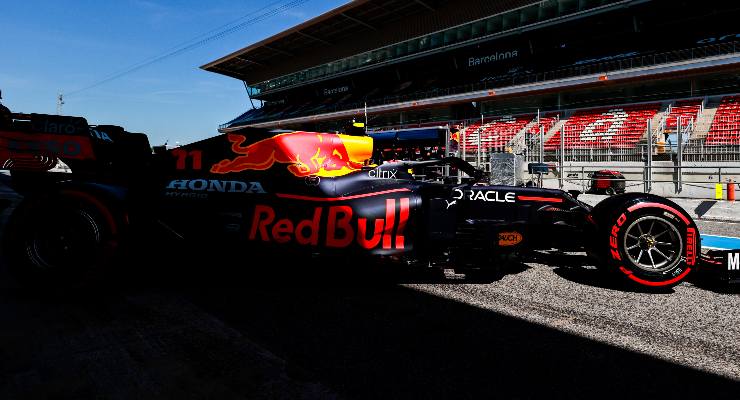 Sergio Perez esce dai box nel Gran Premio di Spagna di F1 2021 a Barcellona