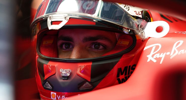 Carlos Sainz ai box nelle prove libere del Gran Premio di Spagna di F1 2021 a Barcellona