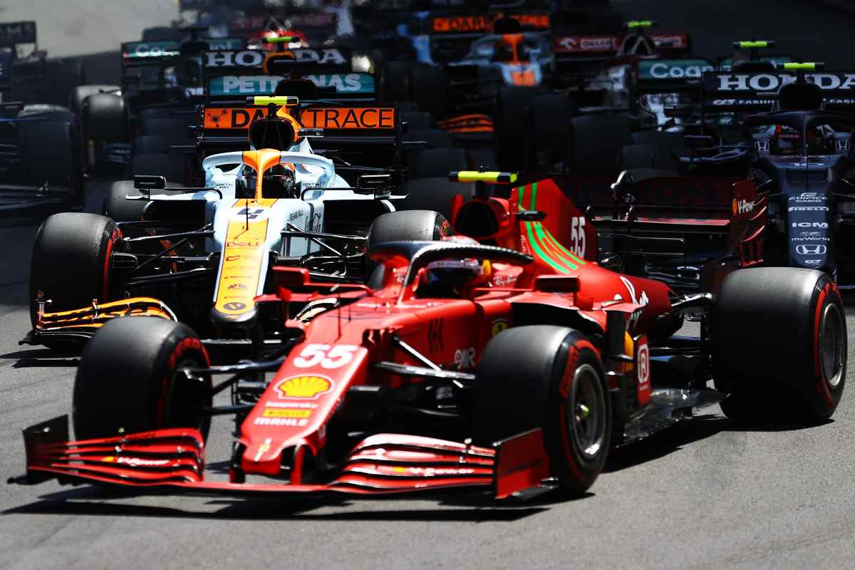 La Ferrari di Carlos Sainz davanti alla McLaren di Lando Norris al Gran Premio di Montecarlo di F1 2021 a Monaco