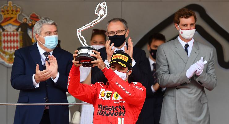 Carlos Sainz sul podio del Gran Premio di Montecarlo di F1 2021 a Monaco (Foto Ferrari)