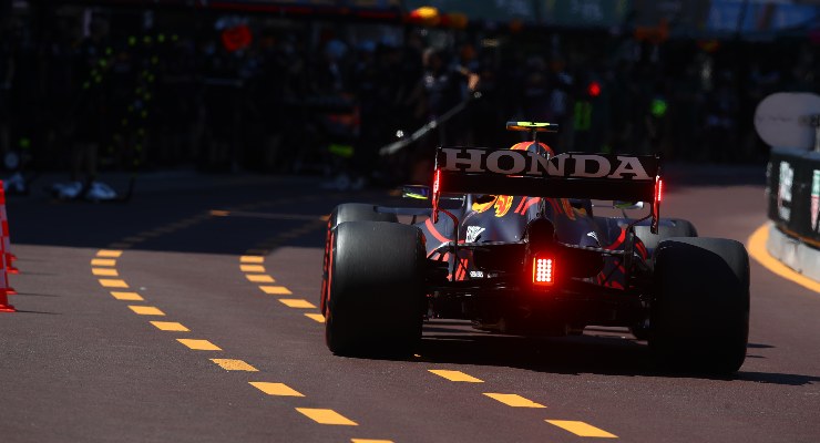 Sergio Perez in pista durante le qualifiche del Gran Premio di Montecarlo di F1 2021 a Monaco (Foto Mark Thompson/Getty Images/Red Bull)