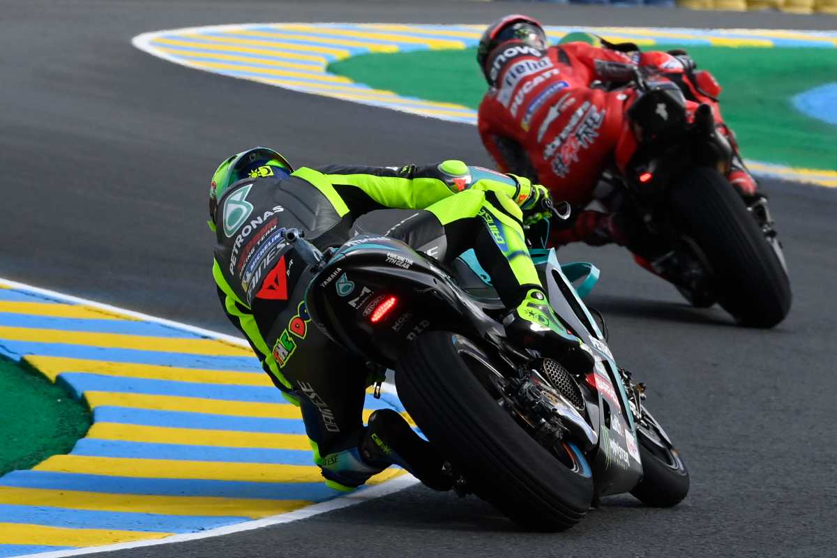 Valentino Rossi sulla Yamaha nelle prove libere del Gran Premio di Francia di MotoGP 2021 a Le Mans (Foto Petronas)