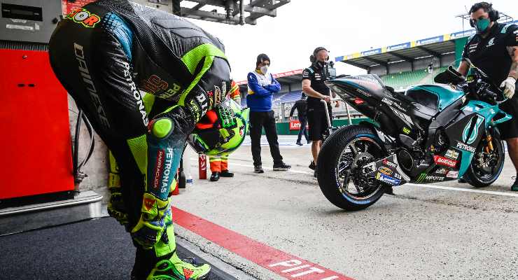 Valentino Rossi ai box nelle prove libere del Gran Premio di Francia di MotoGP 2021 a Le Mans