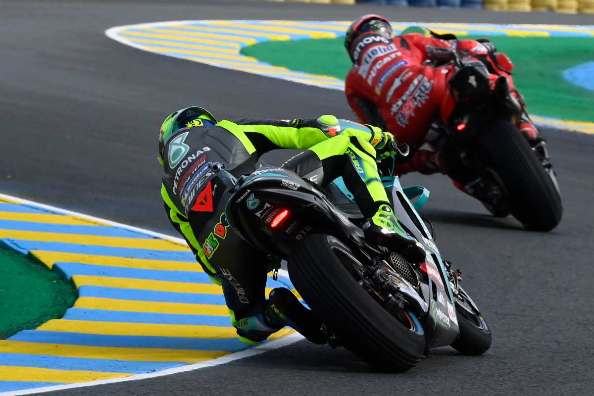 La Yamaha di Valentino Rossi insegue la Ducati nel Gran Premio di Francia di MotoGP 2021 a Le Mans