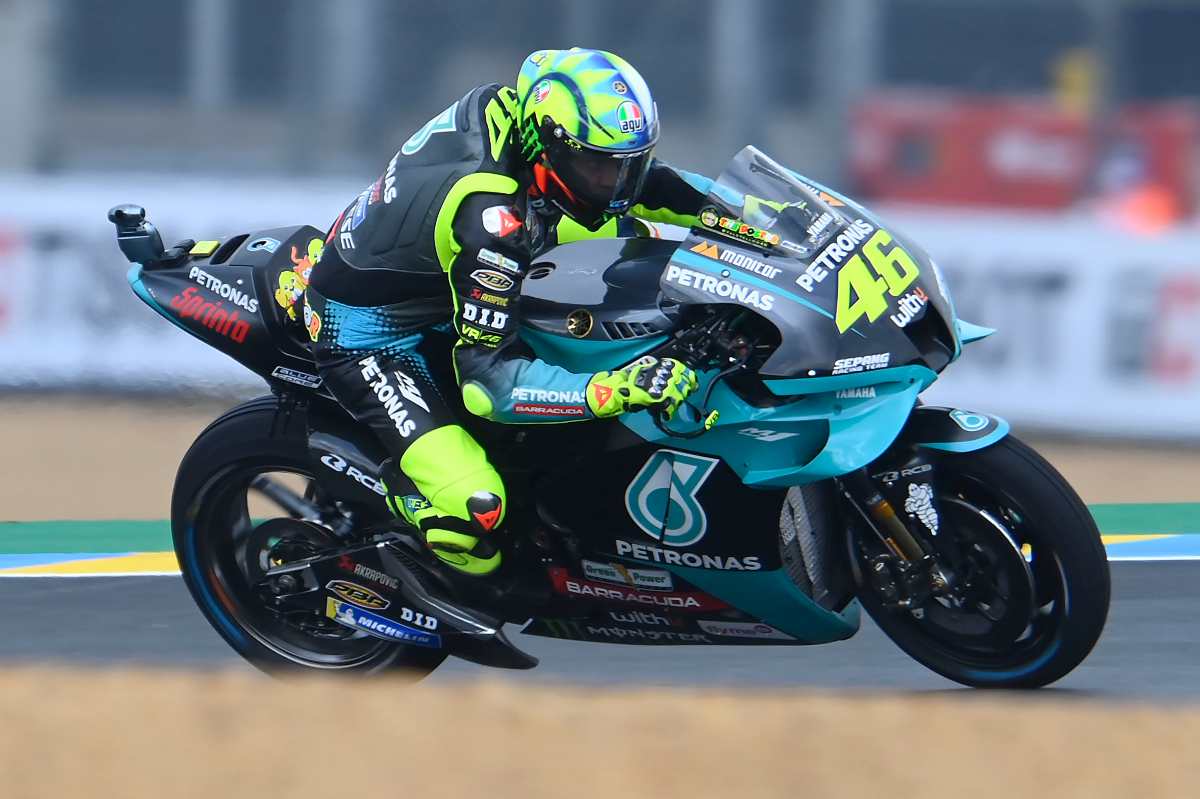 Valentino Rossi sulla Yamaha nelle prove libere del Gran Premio di Francia di MotoGP 2021 a Le Mans (Foto Petronas)