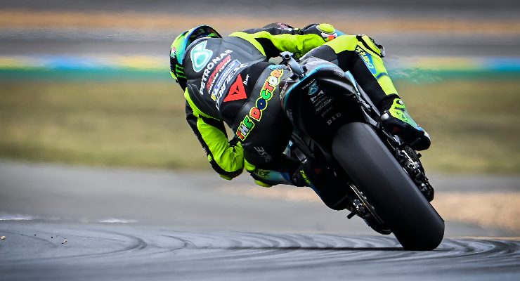 Valentino Rossi sulla Yamaha nelle prove libere del Gran Premio di Francia di MotoGP 2021 a Le Mans (Foto Petronas)