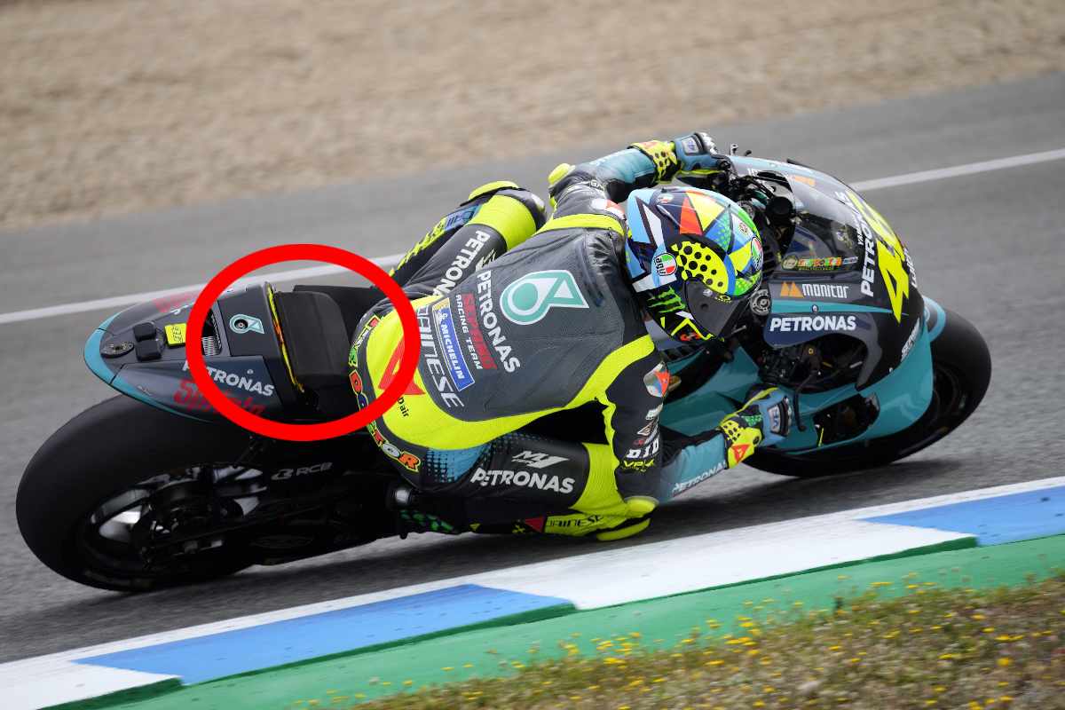 La spugna sulla parte posteriore della sella di Valentino Rossi durante gli ultimi test di MotoGP a Jerez