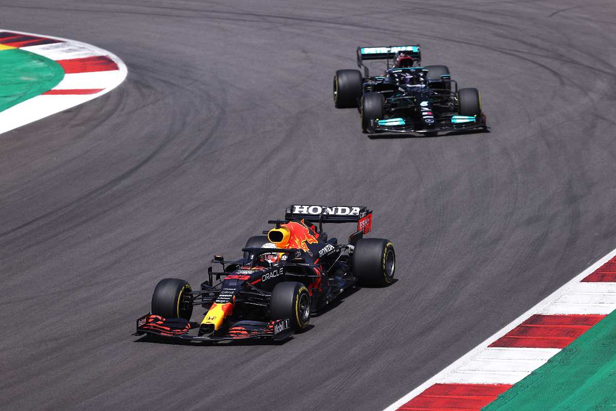 Lewis Hamilton in lotta con Max Verstappen al Gran Premio del Portogallo di F1 2021 a Portimao